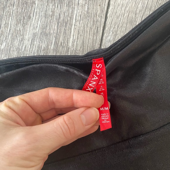 Blogger Fave ✨ Spanx Leather Like Leggings - Picture 4 of 4